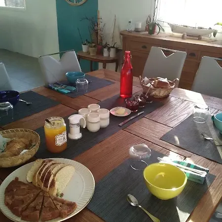 Au Pied Du Lariat Frühstückspension Léoville